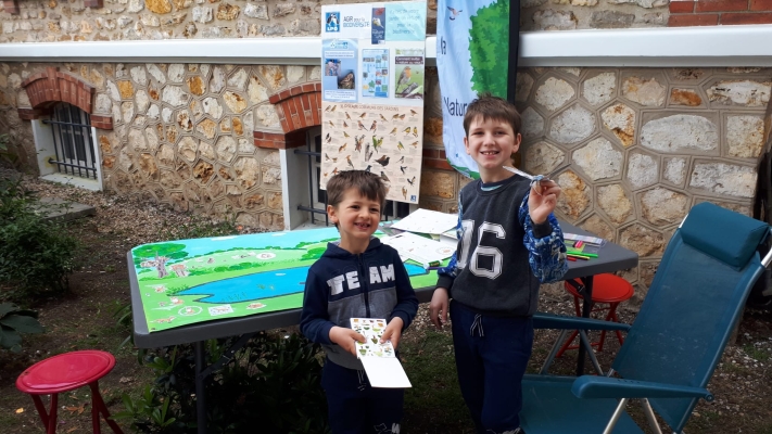 Les enfants tout heureux de compléter la fresque bien vide au départ..