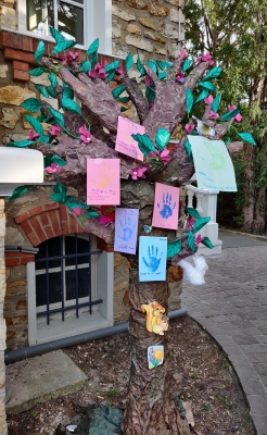 L'arbre décoré par les empreintes de mains des petits ....